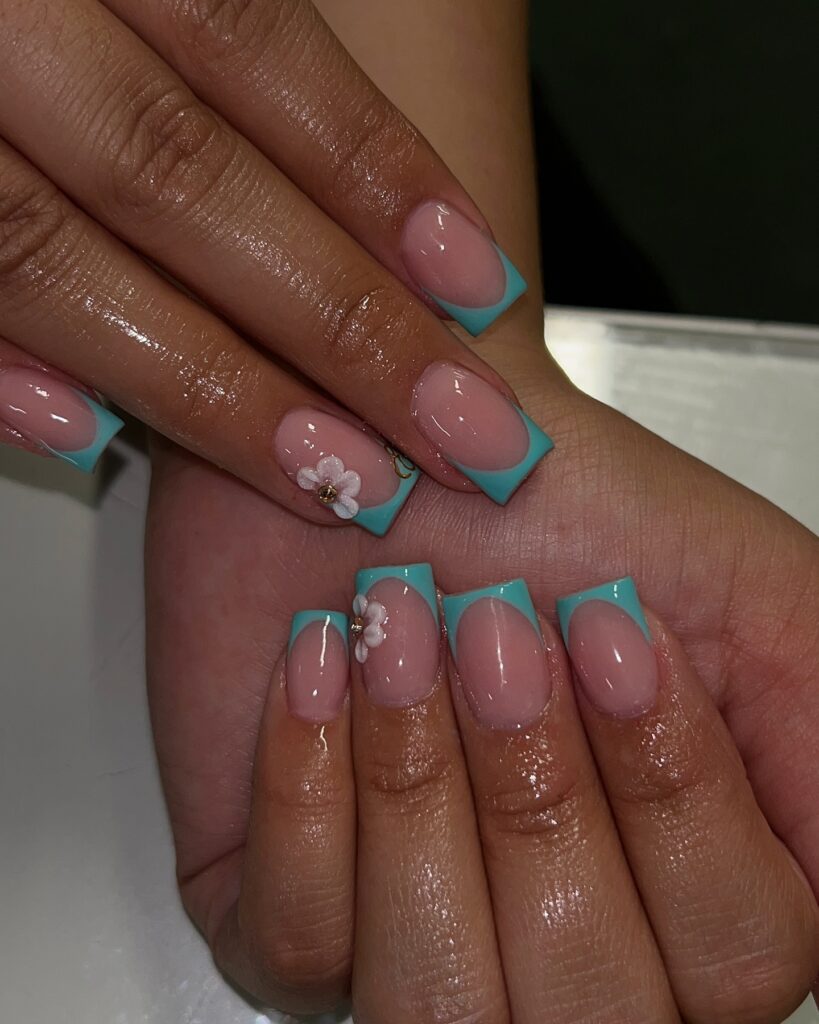 Teal nails: 7 κομψές ιδέες που αναδεικνύουν το καλοκαιρινό μαύρισμα