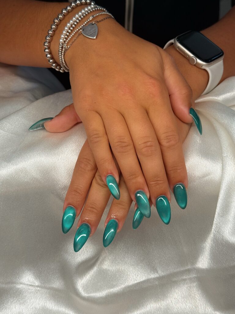 Teal nails: 7 κομψές ιδέες που αναδεικνύουν το καλοκαιρινό μαύρισμα