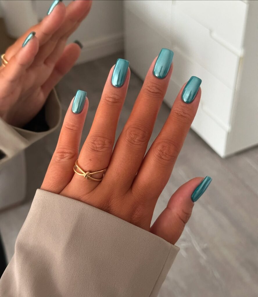 Teal nails: 7 κομψές ιδέες που αναδεικνύουν το καλοκαιρινό μαύρισμα