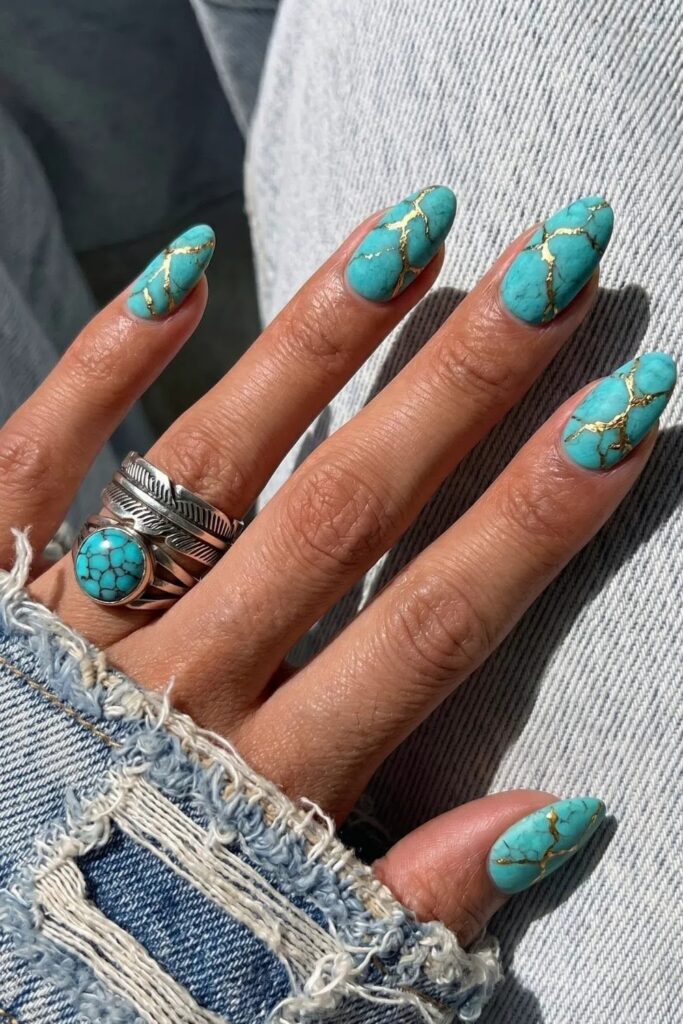 Teal nails: 7 κομψές ιδέες που αναδεικνύουν το καλοκαιρινό μαύρισμα