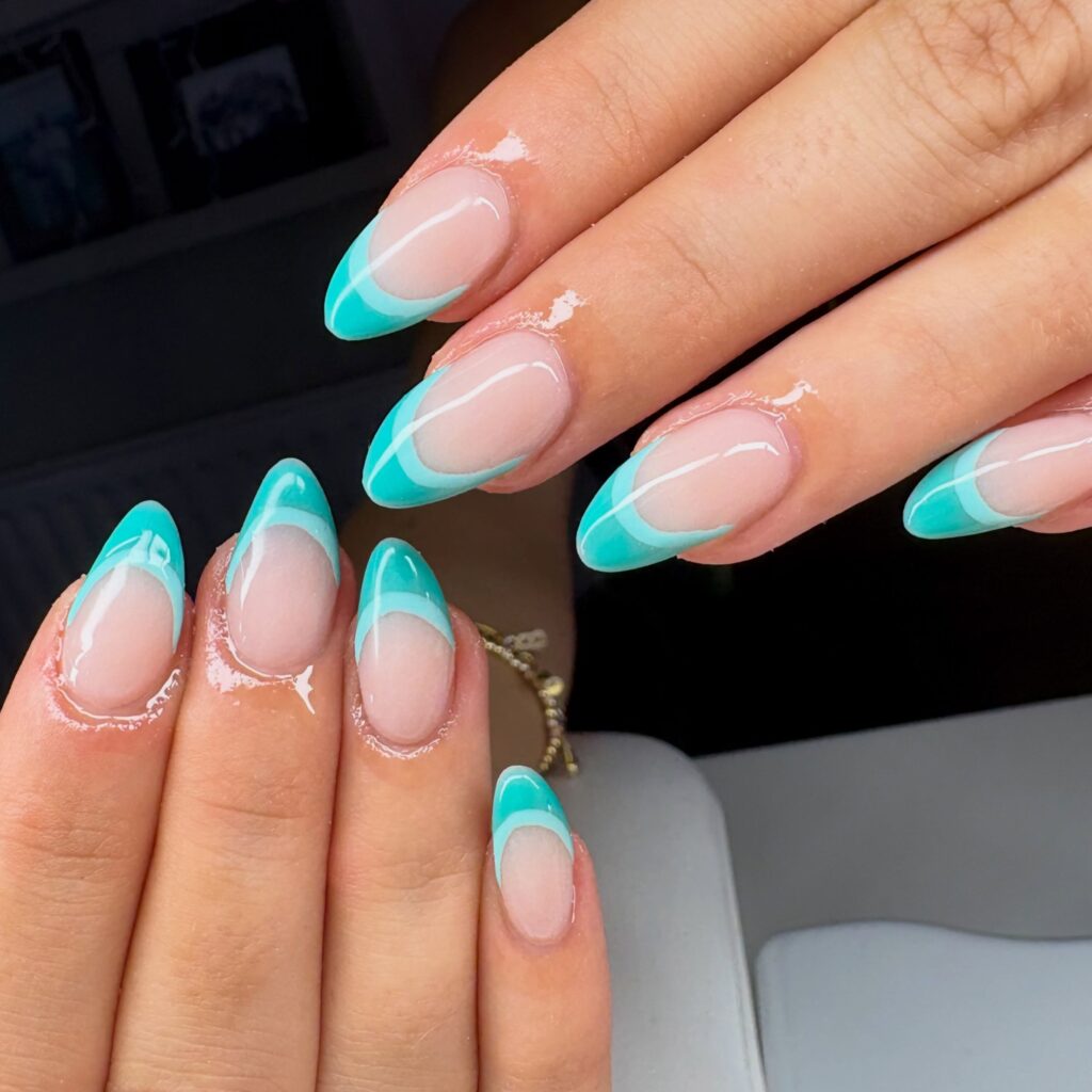 Teal nails: 7 κομψές ιδέες που αναδεικνύουν το καλοκαιρινό μαύρισμα
