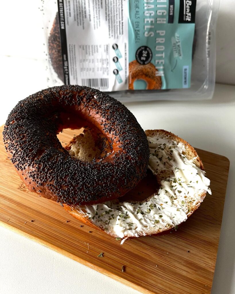Protein bagels με 2 υλικά: Τι προσφέρουν και πώς γίνονται πλήρες γεύμα