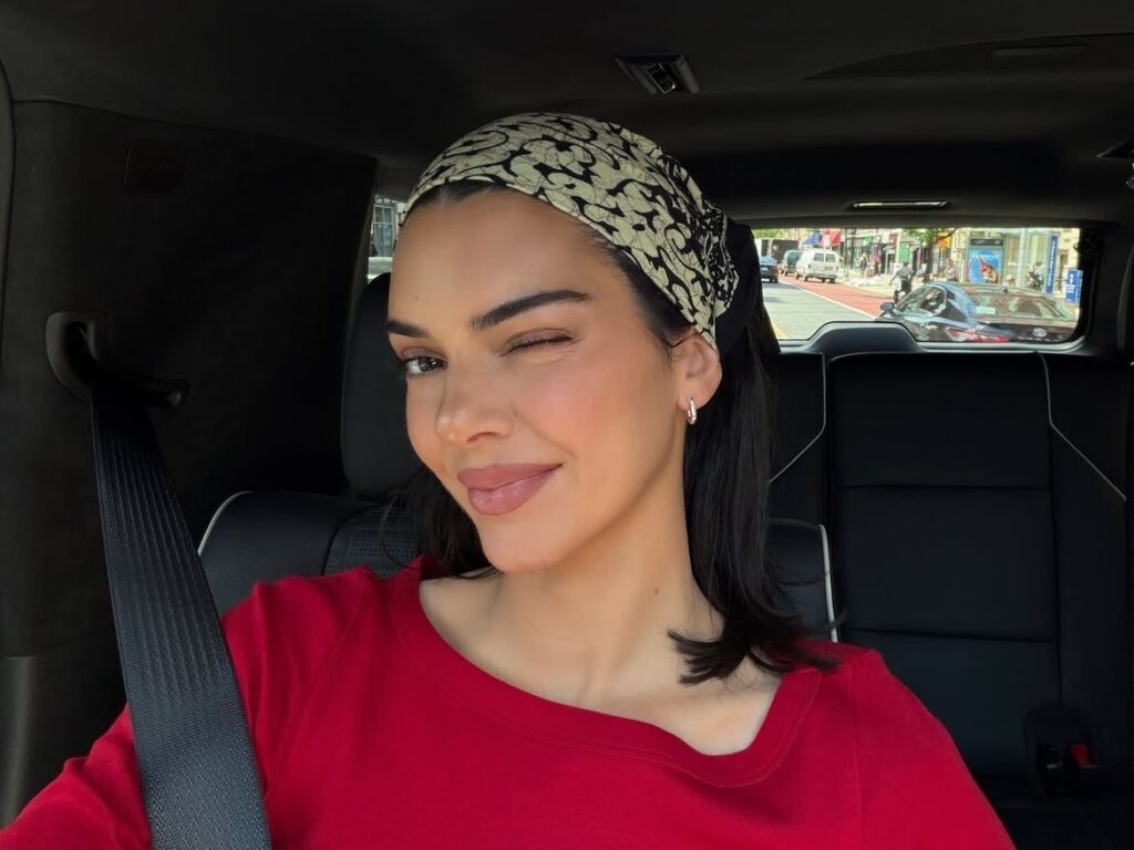 Bandana 2026: Γιατί επέστρεψε και τι άλλαξε στο styling της