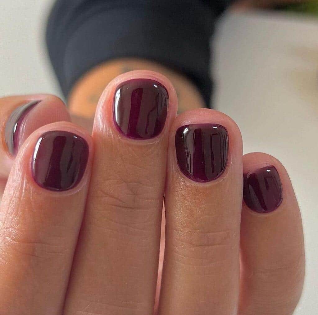 Blackberry, black cherry ή oxblood; Πώς να ξεχωρίσεις τη σωστή σχεδόν μαύρη απόχρωση για τα νύχια σου
