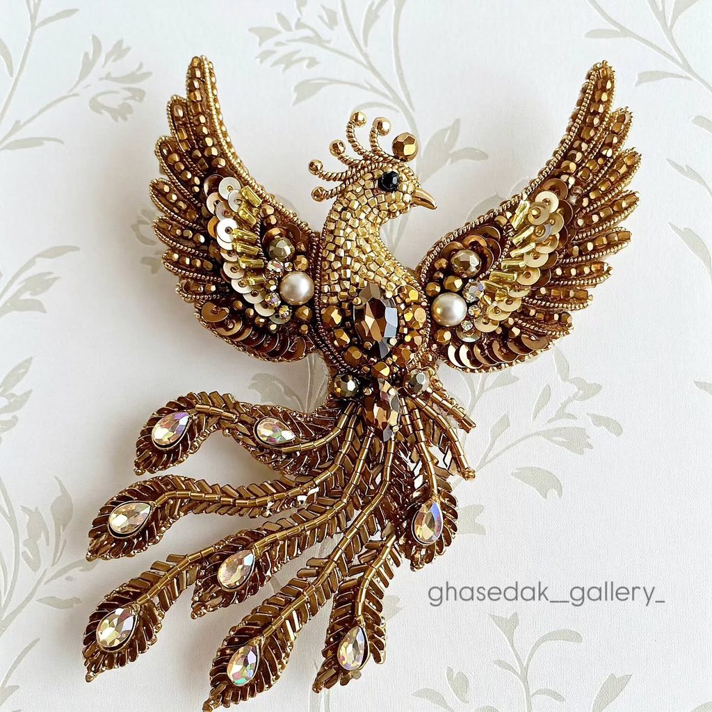 Dramatic brooch: 12 μοντέρνοι τρόποι να φορέσεις τη μεγάλη καρφίτσα πέρα από το πέτο
