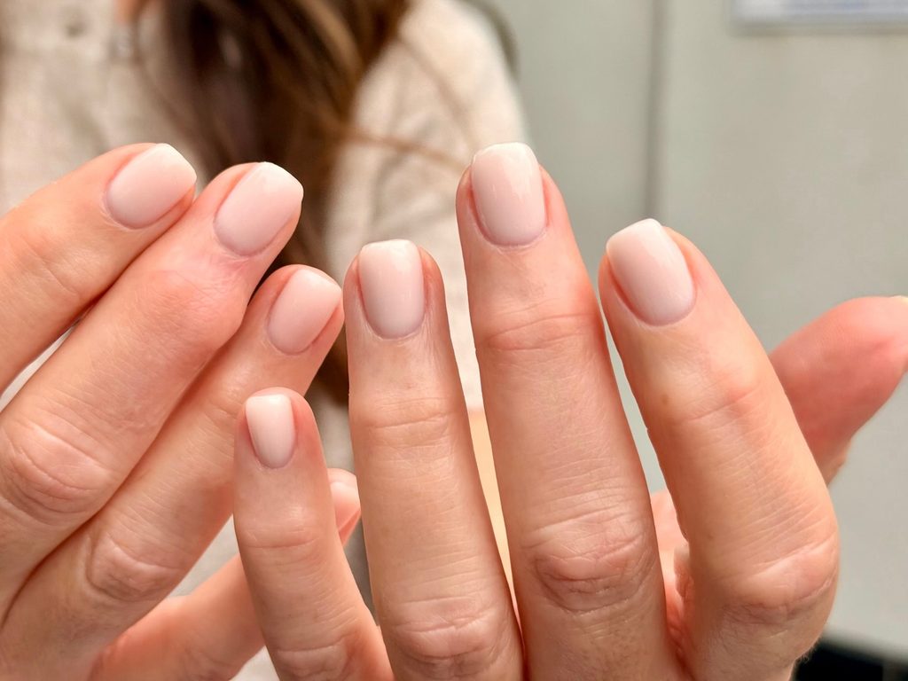 Buff nails: Το γυαλισμένο μανικιούρ των ’90s χωρίς ούτε μία στρώση χρώματος