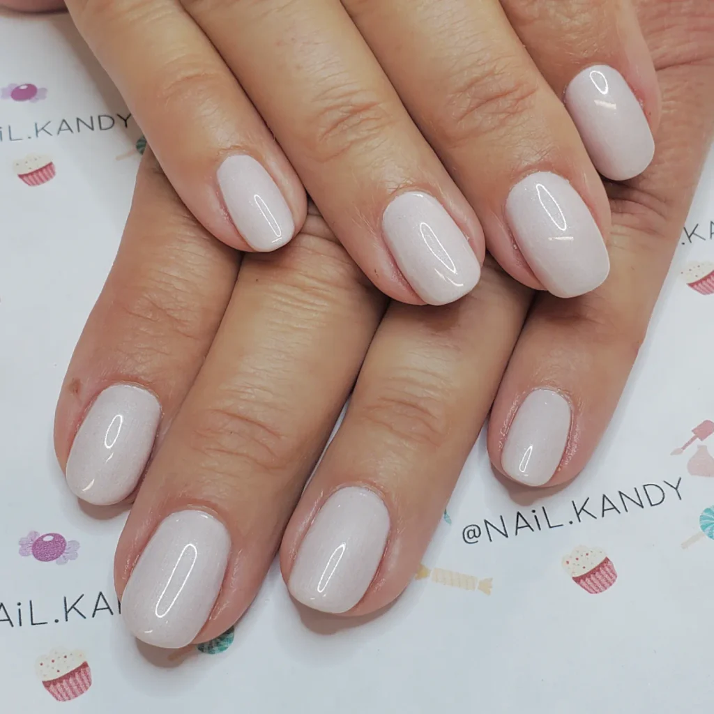 Buff nails: Το γυαλισμένο μανικιούρ των ’90s χωρίς ούτε μία στρώση χρώματος