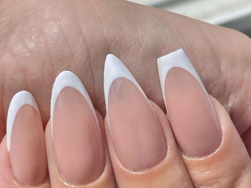 Deep French nails: Πώς να φορέσεις τη φαρδιά άκρη των 90s σήμερα