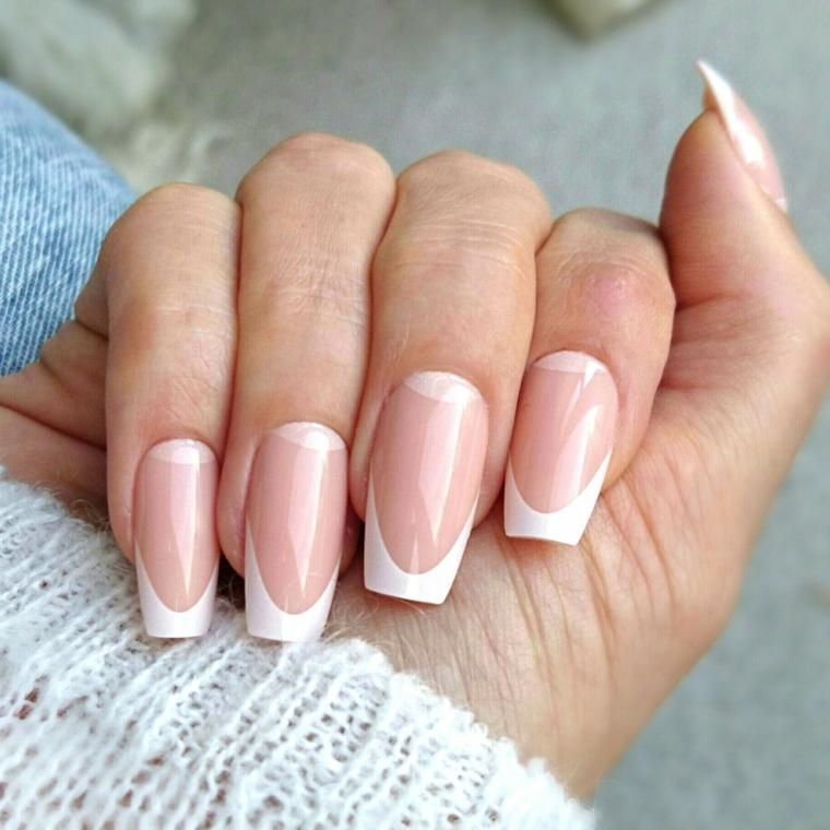 Deep French nails: Πώς να φορέσεις τη φαρδιά άκρη των 90s σήμερα