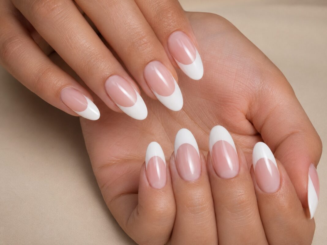 Deep French nails: Πώς να φορέσεις τη φαρδιά άκρη των 90s σήμερα Deep French nails: Πώς να φορέσεις τη φαρδιά άκρη των 90s σήμερα