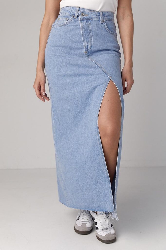 Denim maxi φούστα με σκίσιμο: 7 έλεγχοι για περπάτημα, κάθισμα και σκάλες