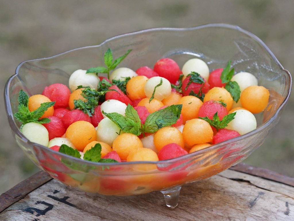 Dot fruit salad: Πώς θα φτιάξεις το πολύχρωμο μπολ χωρίς να λιώσουν τα φρούτα