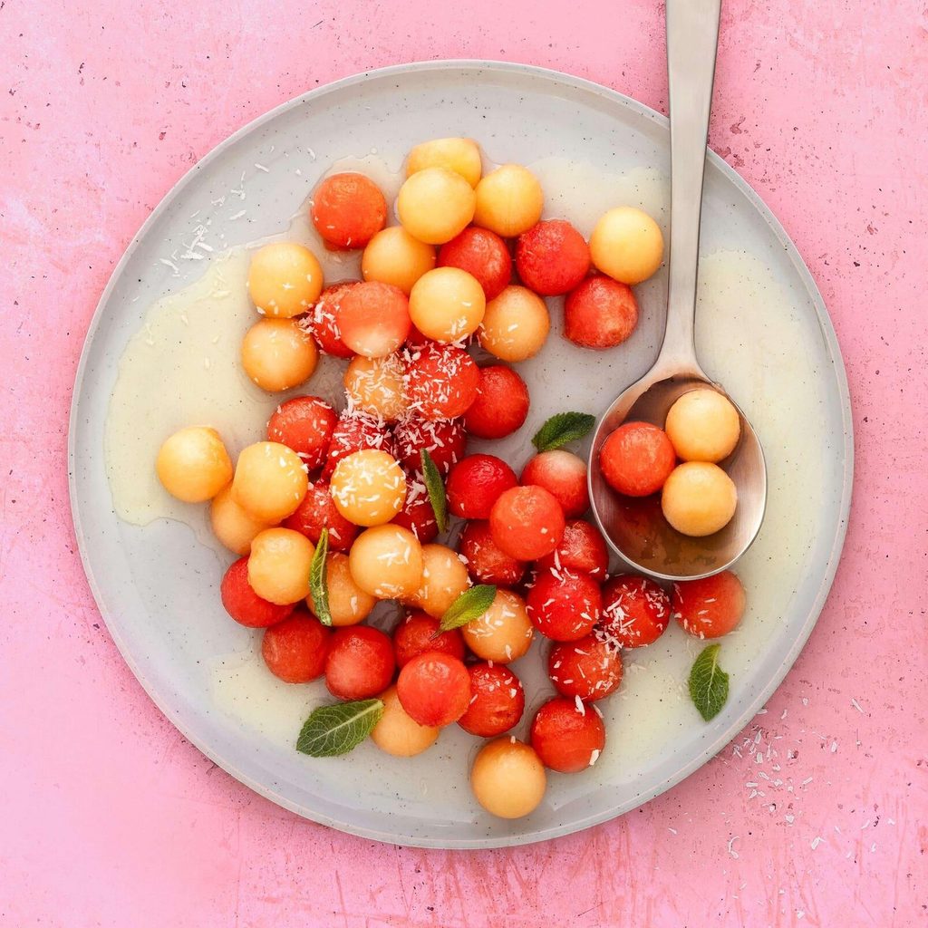 Dot fruit salad: Πώς θα φτιάξεις το πολύχρωμο μπολ χωρίς να λιώσουν τα φρούτα