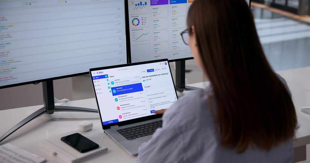 200 email σε περιμένουν στη δουλειά; Το πλάνο 45 λεπτών για να βρεις τι επείγει