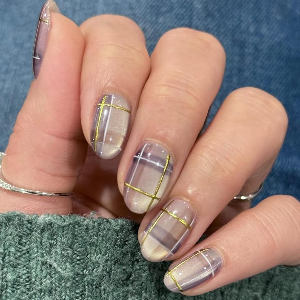 Plaid accent nails: Πώς να φορέσεις το καρό χωρίς να «βαρύνεις» το μανικιούρ