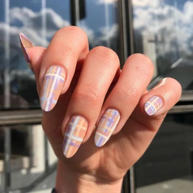 Plaid accent nails: Πώς να φορέσεις το καρό χωρίς να «βαρύνεις» το μανικιούρ