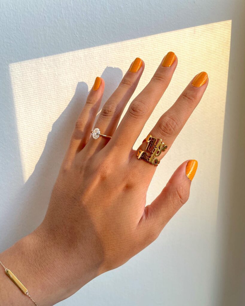 Marigold nails: Το κίτρινο με πορτοκαλί υποτόνο που δείχνει πιο ζεστό από το butter yellow