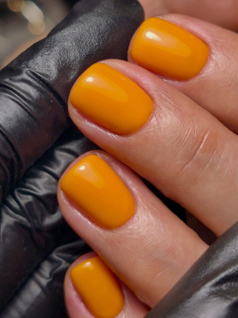Marigold nails: Το κίτρινο με πορτοκαλί υποτόνο που δείχνει πιο ζεστό από το butter yellow