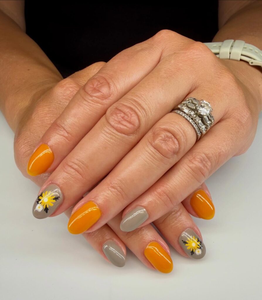 Marigold nails: Το κίτρινο με πορτοκαλί υποτόνο που δείχνει πιο ζεστό από το butter yellow