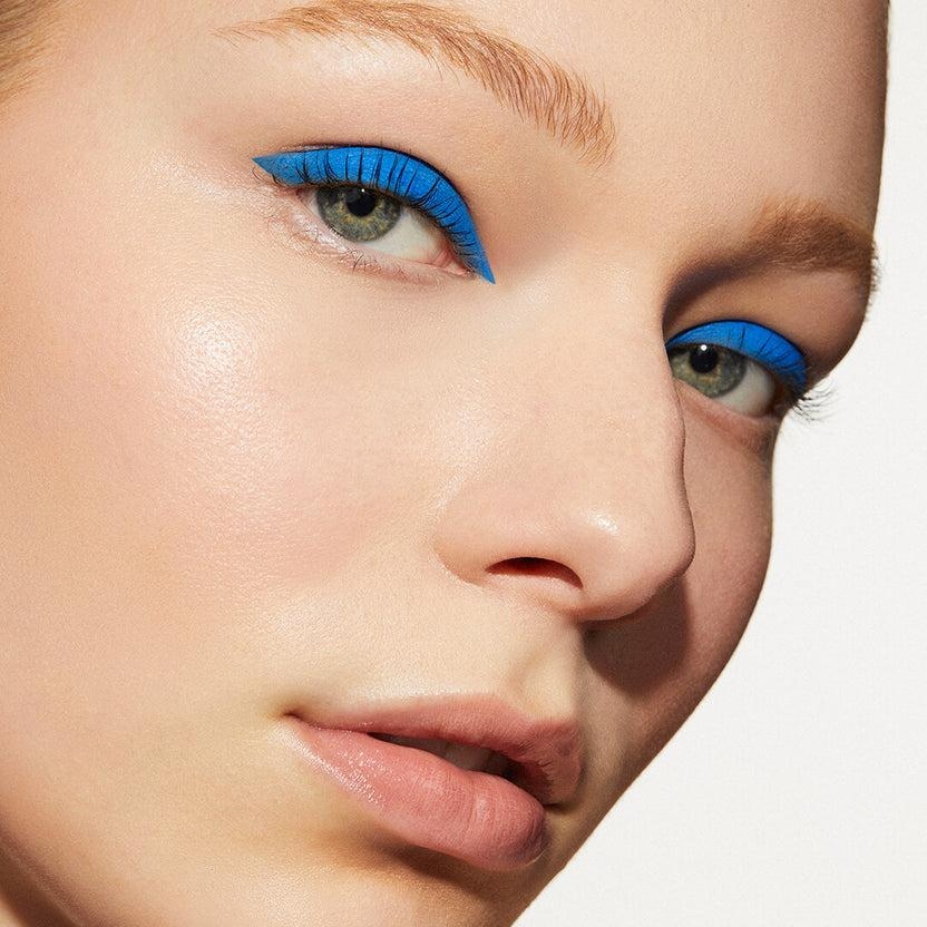 Electric blue μακιγιάζ ματιών: 9 κομψοί τρόποι να φορέσεις το έντονο μπλε χωρίς να βαραίνει το βλέμμα