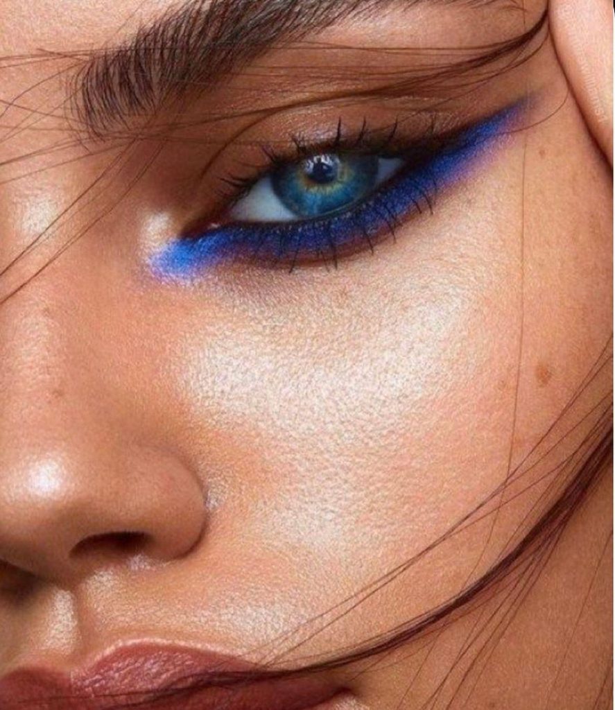 Electric blue μακιγιάζ ματιών: 9 κομψοί τρόποι να φορέσεις το έντονο μπλε χωρίς να βαραίνει το βλέμμα