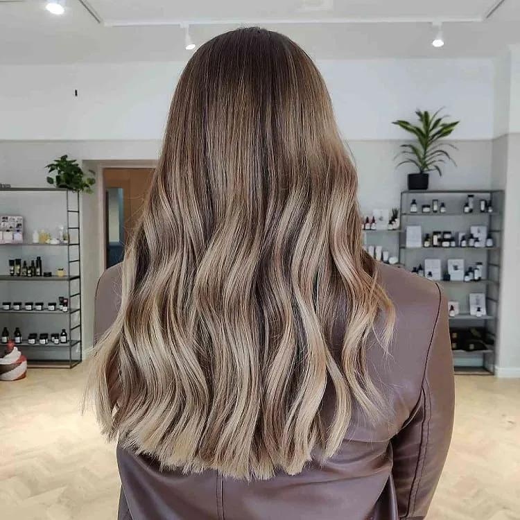Mushroom blonde: 8 κομψές εκδοχές του ψυχρού ξανθού και τι να ζητήσεις στο κομμωτήριο