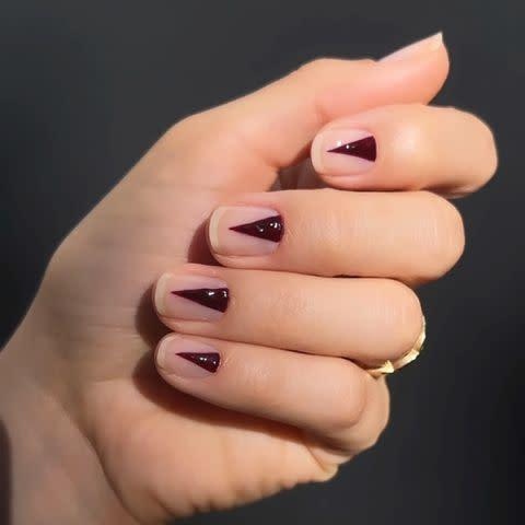 Negative space nails: Το μανικιούρ που μένει κομψό καθώς μεγαλώνει το νύχι