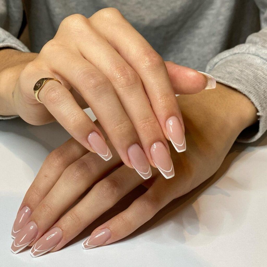 Negative space nails: Το μανικιούρ που μένει κομψό καθώς μεγαλώνει το νύχι