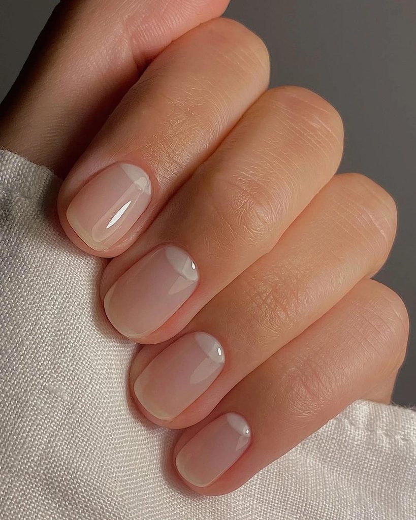 Negative space nails: Το μανικιούρ που μένει κομψό καθώς μεγαλώνει το νύχι