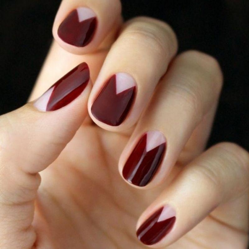 Negative space nails: Το μανικιούρ που μένει κομψό καθώς μεγαλώνει το νύχι