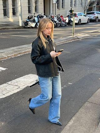 Puddle jeans: Το σωστό μήκος για να «σπάει» κομψά στο παπούτσι