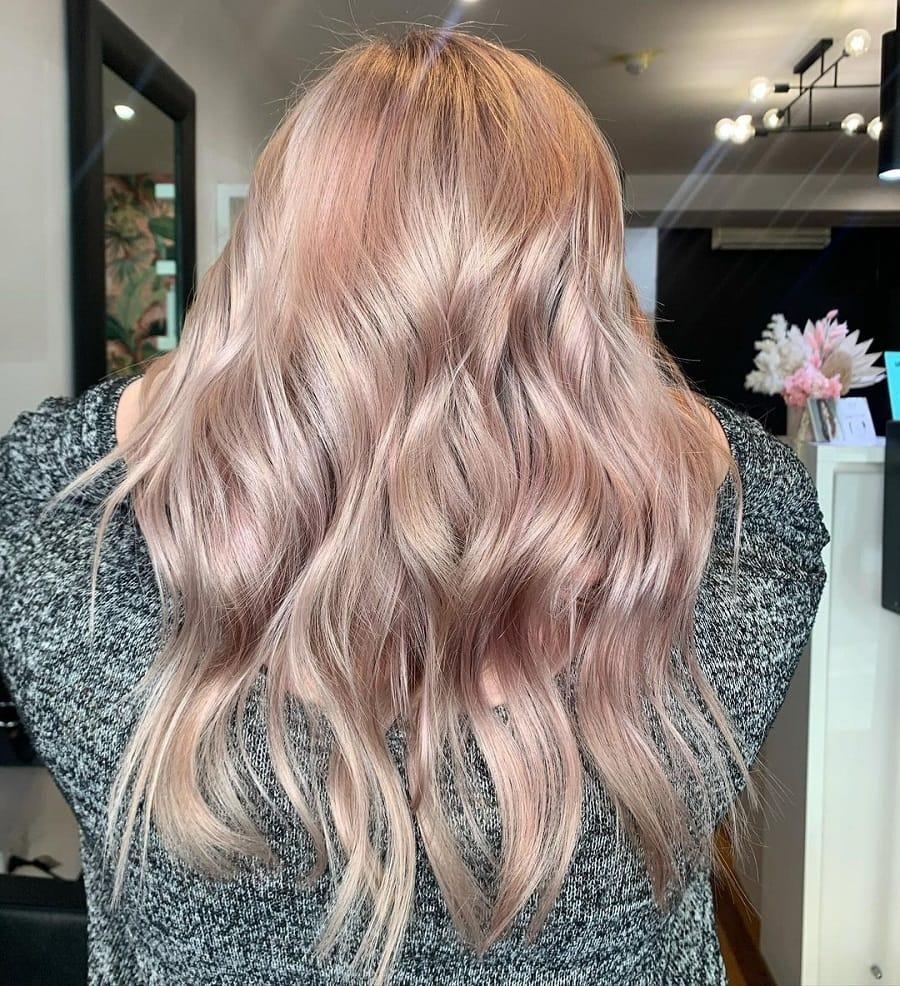 Rose gold gloss: Πώς να δώσεις ροζ χρυσή λάμψη στο ξανθό χωρίς μόνιμη βαφή