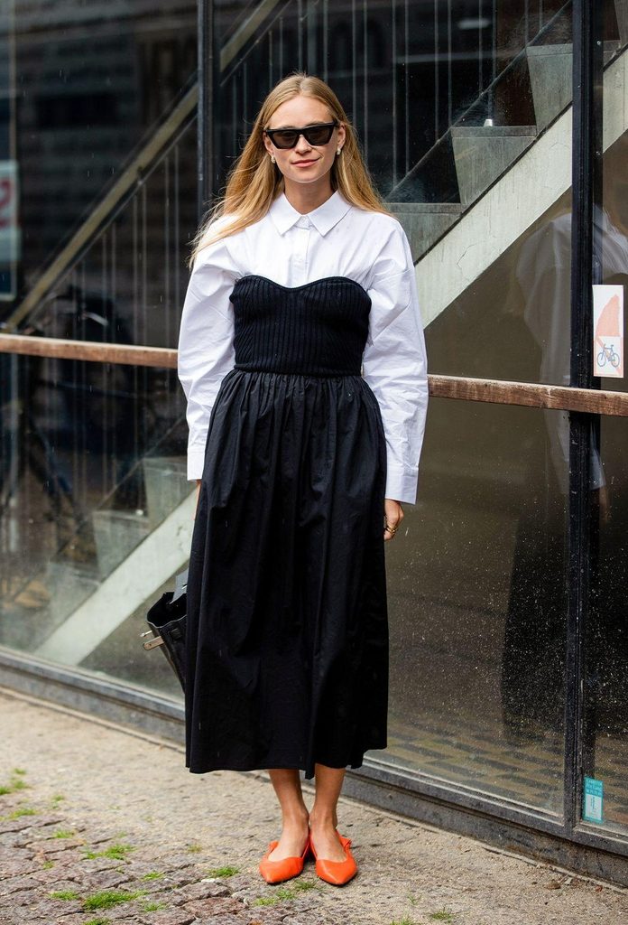 Strapless layering: Πώς θα φορέσεις το φόρεμα με πουκάμισο και σακάκι