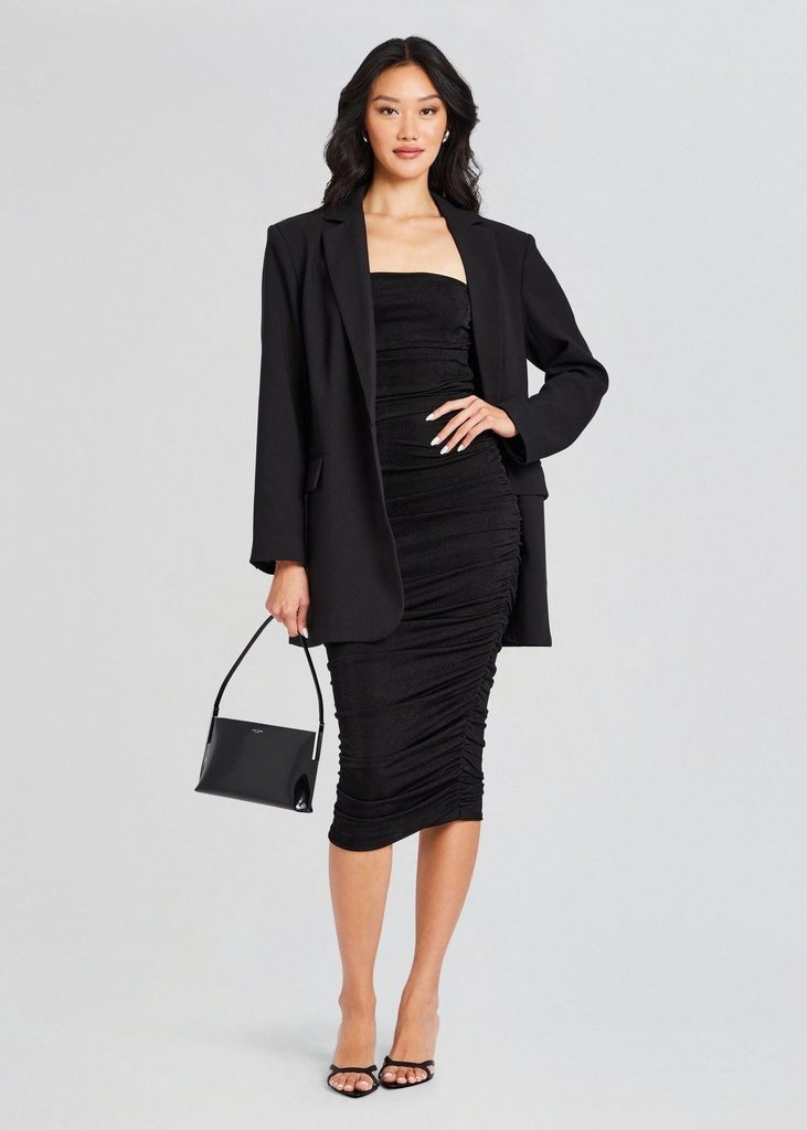 Strapless layering: Πώς θα φορέσεις το φόρεμα με πουκάμισο και σακάκι