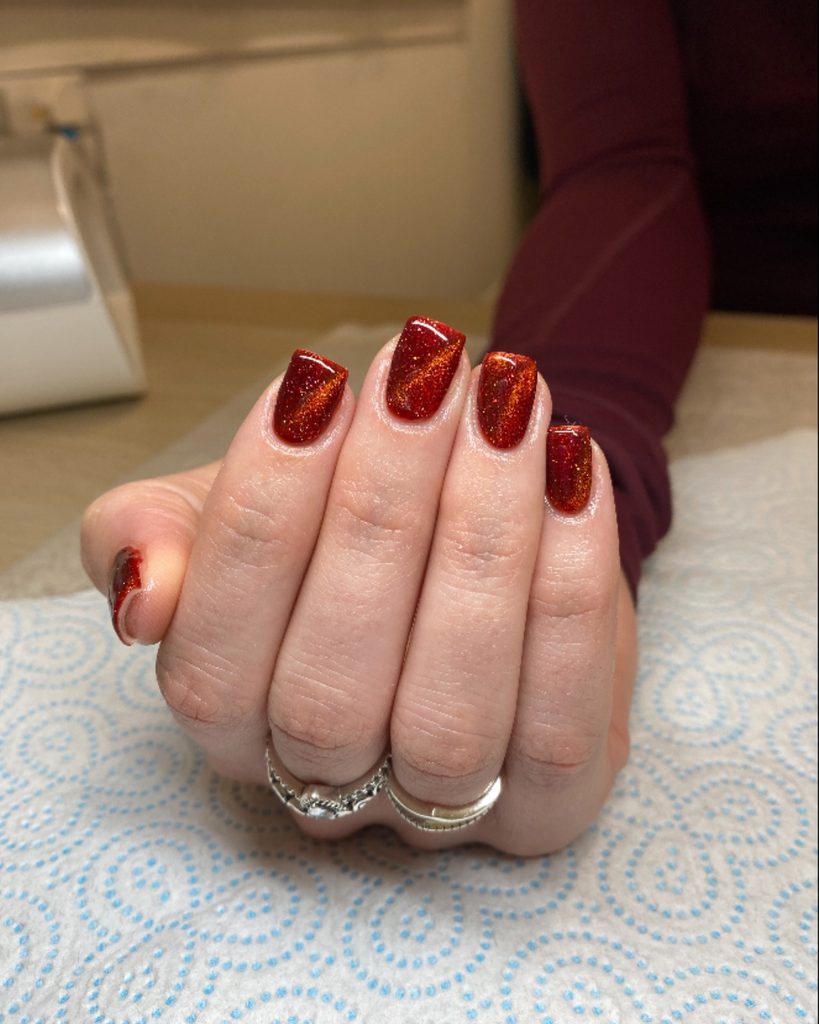 Toffee apple nails: 15 σχέδια όπου η καραμέλα συναντά το βαθύ κόκκινο