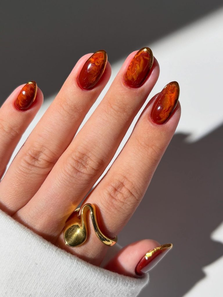 Toffee apple nails: 15 σχέδια όπου η καραμέλα συναντά το βαθύ κόκκινο