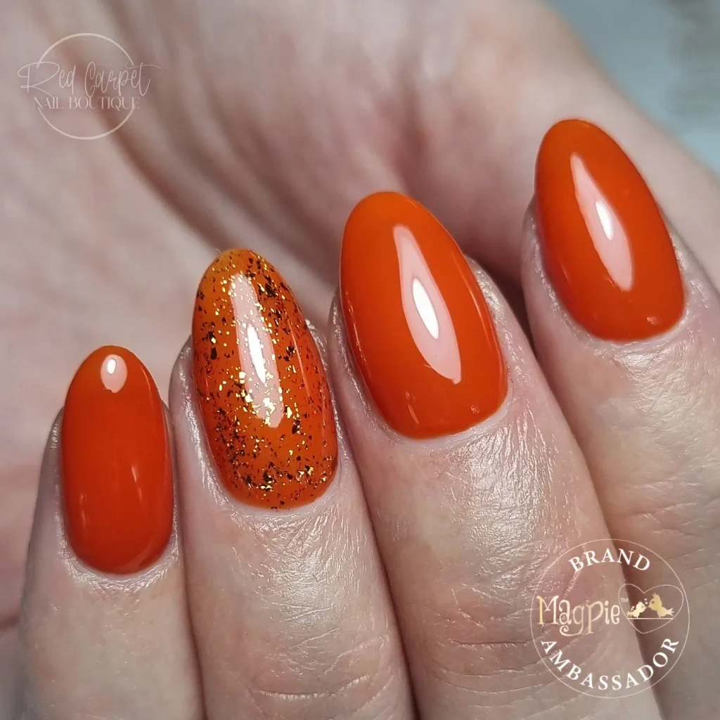Toffee apple nails: 15 σχέδια όπου η καραμέλα συναντά το βαθύ κόκκινο