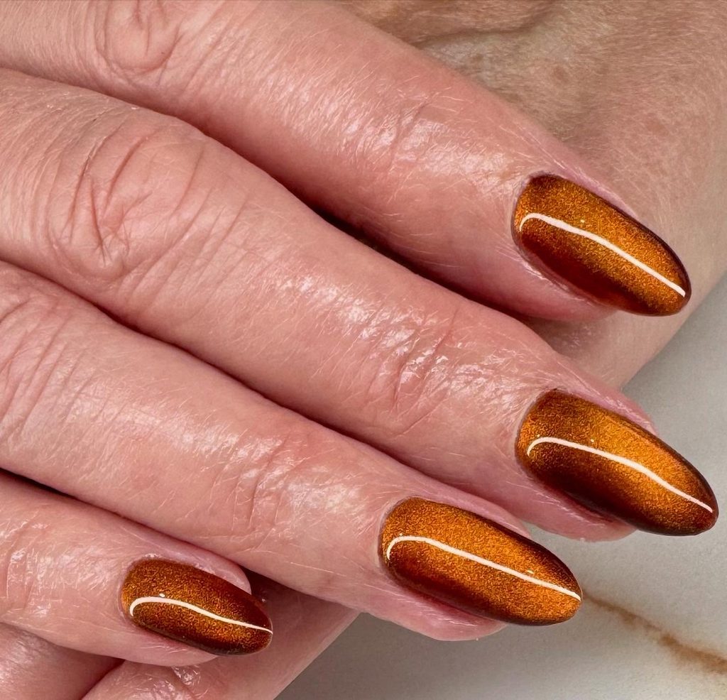 Toffee apple nails: 15 σχέδια όπου η καραμέλα συναντά το βαθύ κόκκινο