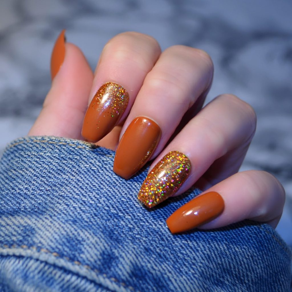 Toffee apple nails: 15 σχέδια όπου η καραμέλα συναντά το βαθύ κόκκινο