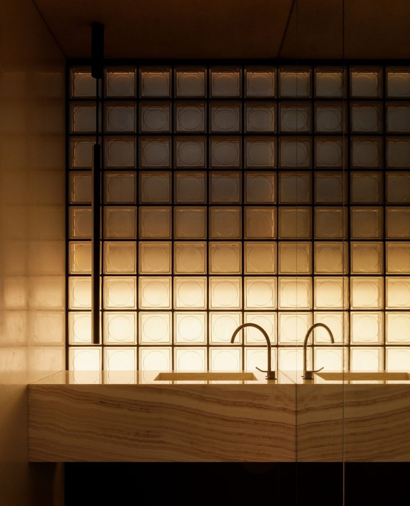 Glass bricks: 9 ιδέες με υαλότουβλα για φως και ιδιωτικότητα
