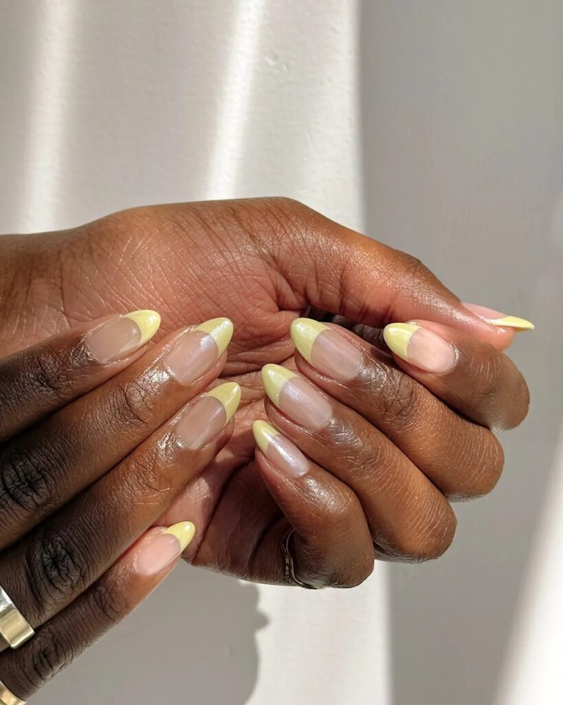 Lemon chrome tips: Η δροσερή εκδοχή του γαλλικού για μαυρισμένα χέρια