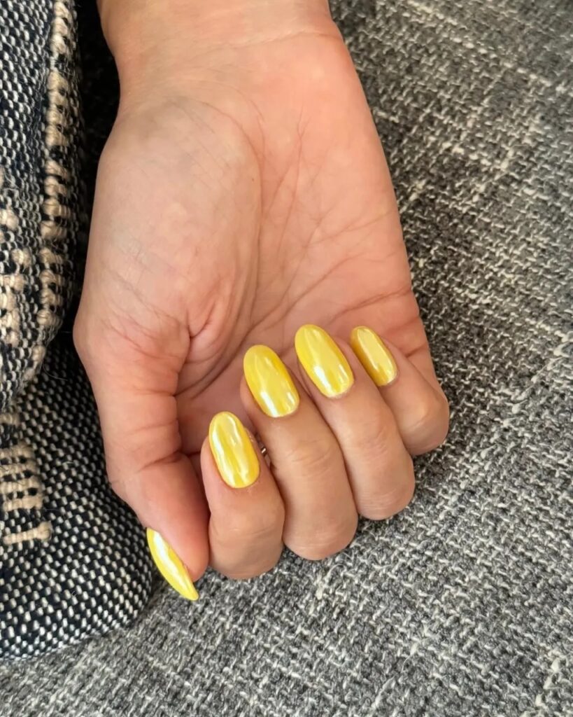 Lemon chrome tips: Η δροσερή εκδοχή του γαλλικού για μαυρισμένα χέρια