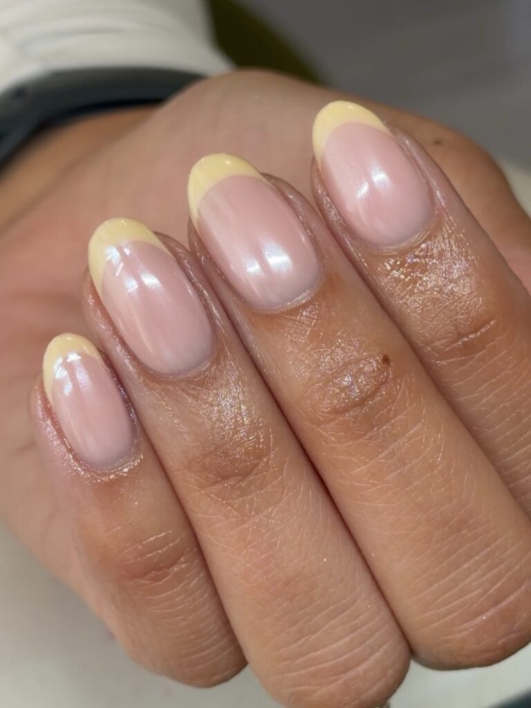 Lemon chrome tips: Η δροσερή εκδοχή του γαλλικού για μαυρισμένα χέρια