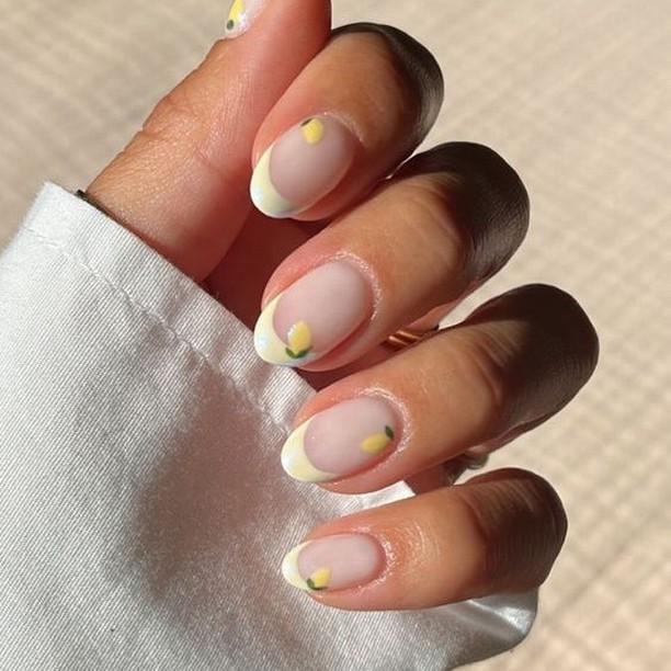Lemon chrome tips: Η δροσερή εκδοχή του γαλλικού για μαυρισμένα χέρια