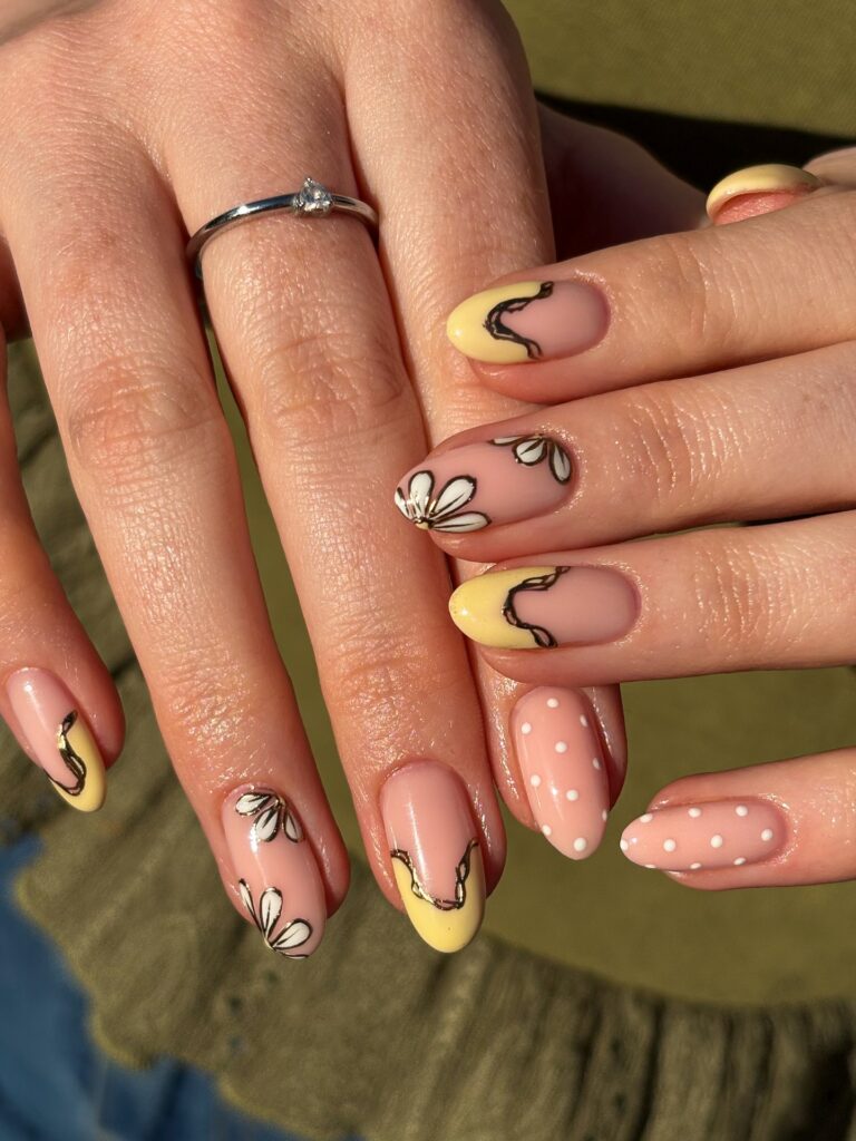 Lemon chrome tips: Η δροσερή εκδοχή του γαλλικού για μαυρισμένα χέρια