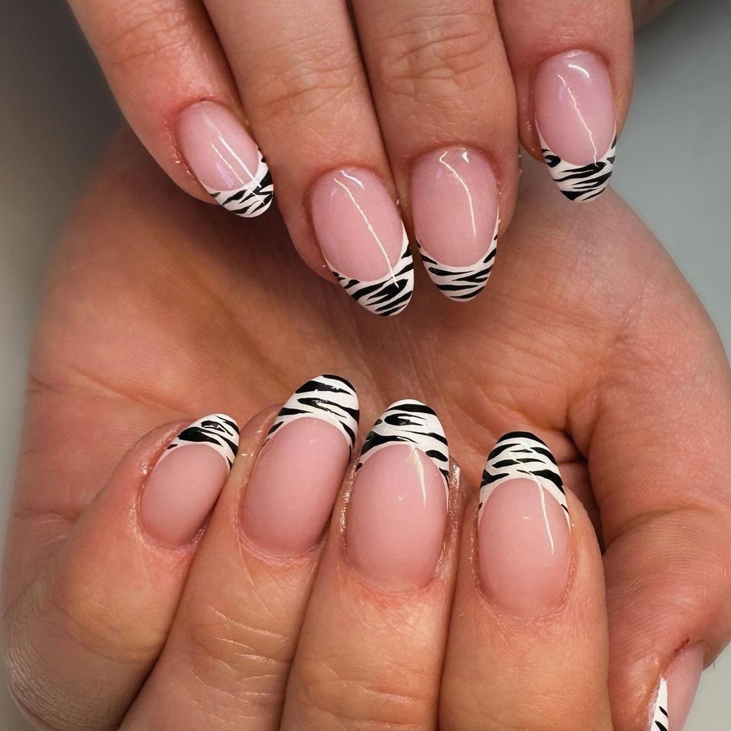 Zebra nail art στο σπίτι: Πώς να σχεδιάσεις καθαρές ρίγες με απλό βερνίκι