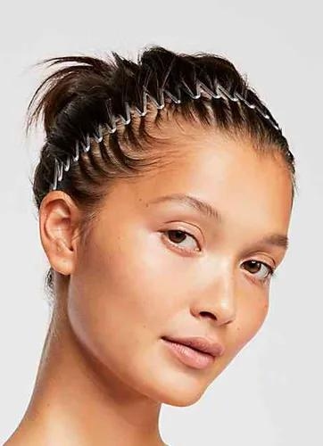 Zig-zag headband: Η στέκα των 90s που κρατά τα μαλλιά πίσω χωρίς περίπλοκο styling