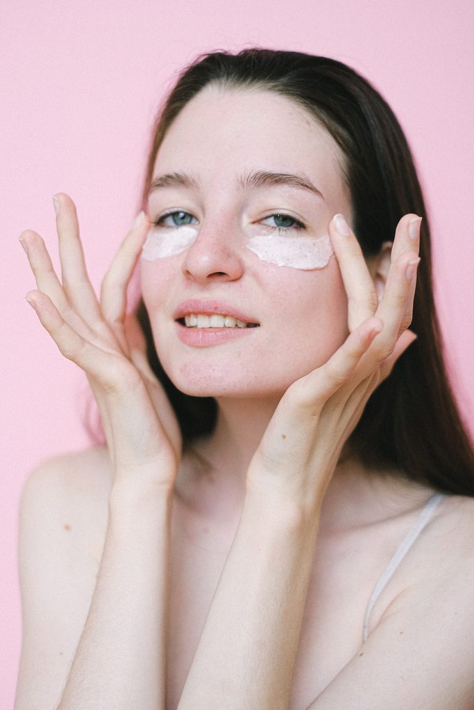 Blurred skin: Τα 8 σημεία όπου αρκεί να βάλεις βάση για soft focus πρόσωπο χωρίς «μάσκα»