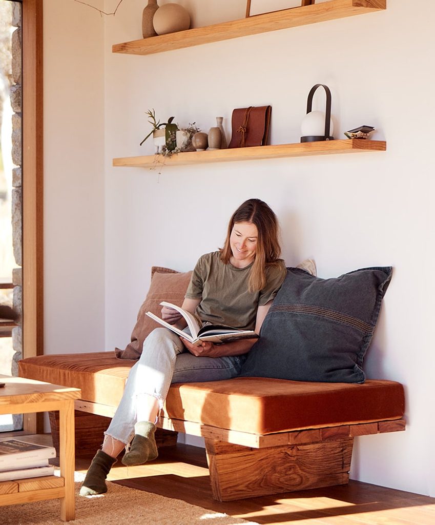 Book nook χωρίς χώρο για πολυθρόνα: 8 ιδέες με έπιπλα που ήδη έχεις