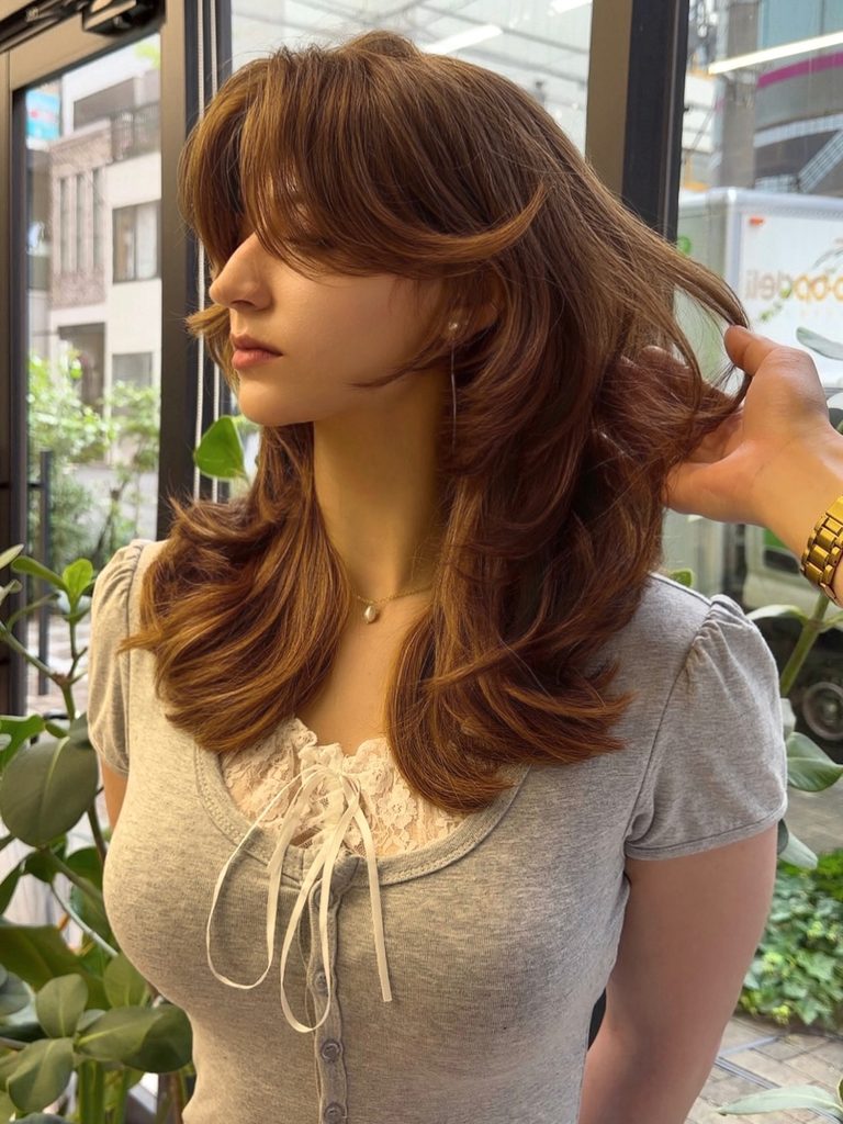Butterfly bangs: 7 ιδέες για ανάλαφρη φράντζα και τι να ζητήσεις στο κομμωτήριο